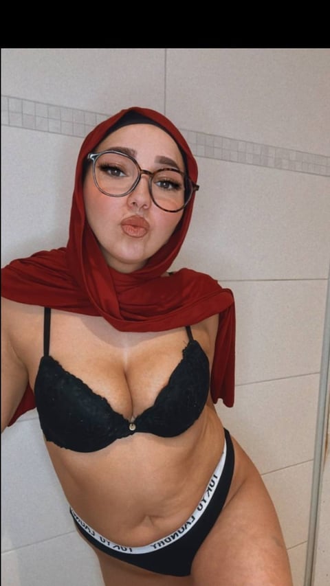 pornos.live amira.hijab profile on OnlyFans in hijab category