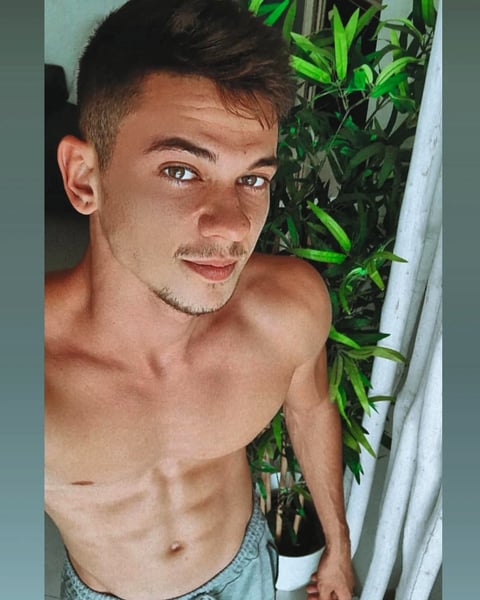 pornos.live TommyCabrio profile on OnlyFans in gay category